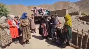 کوچ اجباری مرد توسط طالبان 
